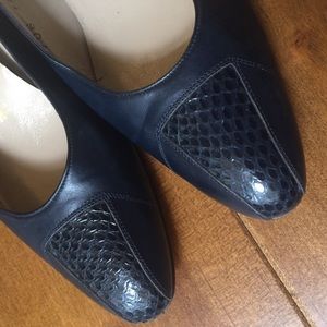 Vintage Navy Ferragamo Heels 347, sz 6.5AA
